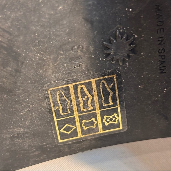 STUART WEITZMAN Sz 8.5B Kessie Loafer Pearl Studs Pattent Leather Almond Toe Cap - Picture 7 of 9